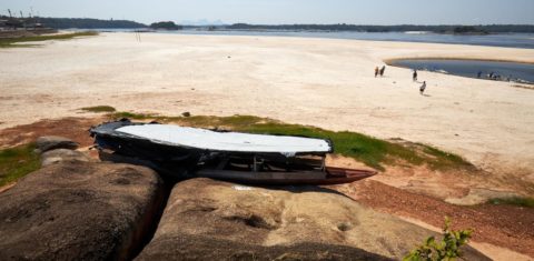 Embarcação presa às pedras com a seca do rio Negro, na principal orla de São Gabriel da Cachoeira, município com a maior população indígena do país: povos sofrem com água fervendo e igarapés intransitáveis (Foto: João Claudio Moreira/Divulgação