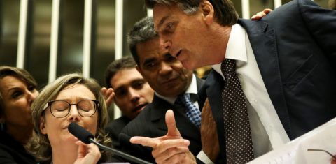 Jair Bolsonaro em discussão com Maria do Carmo na Câmara: caso Champinha e a redução da maioridade penal foram estopim da primeira de uma série de ofensas do então deputado contra a colega - "jamais ia estuprar você porque você não merece" (Foto: Marcelo Camargo / Agência Brasil - 14/09/2016)
