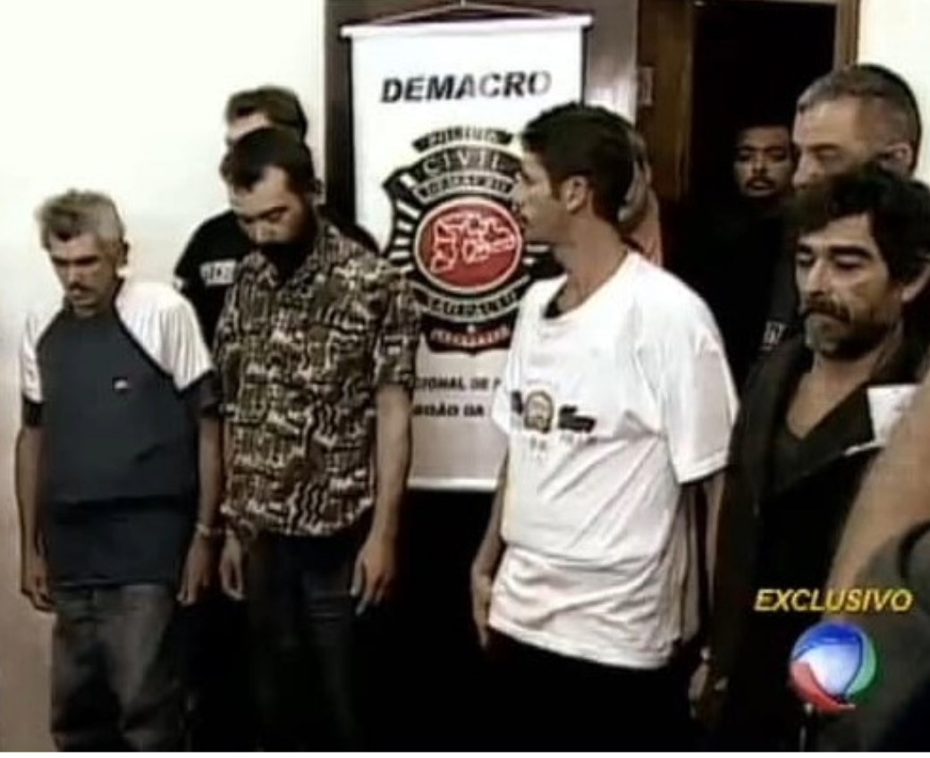 Pernambuco (de camisa branca) e os outros cúmplices de Champinha apresentados pela polícia: penas pesadas após condenação do júri (Reprodução: TV Record)