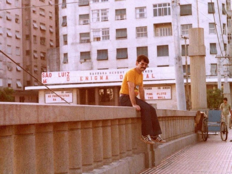Imagem de Retratos Fantasmas com a Ponte Duarte Coelho e o Cinema São Luiz, fechado para obras desde maio de 2022, no centro do Recife: dores urbanas no documentário indicado como representante do Brasil no Oscar 2024 (Foto: Divulgação)