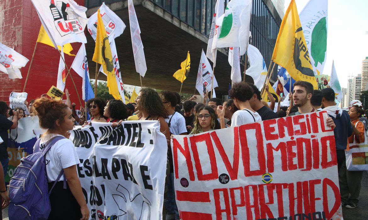 Notícia] Estudantes se manifestam contra a permanência do prof