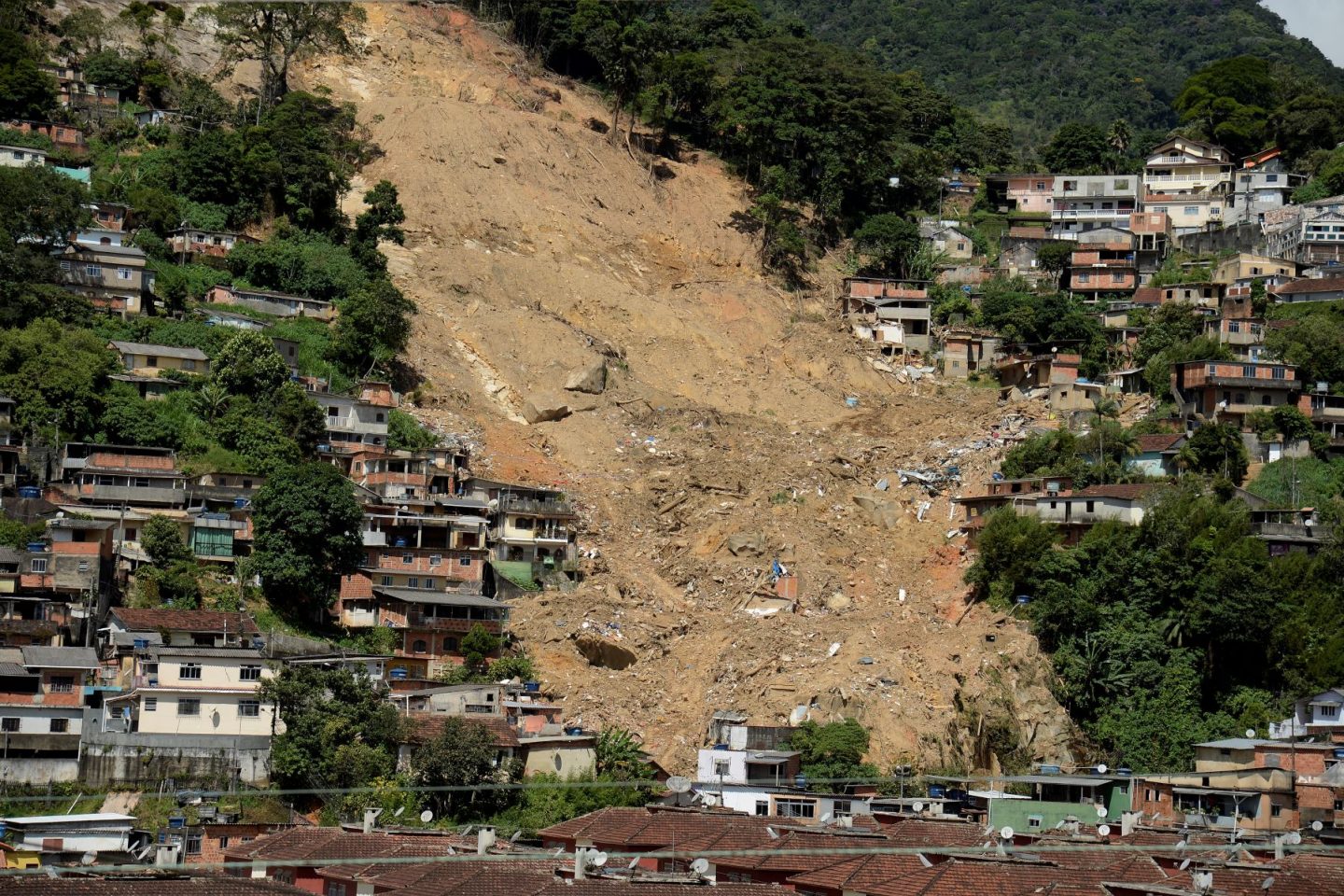 Área de deslizamento no Morro da Oficina, em Petrópolis, cidade onde morreram mais de 230 pessoas vítimas de enchentes no verão de 2022: áreas urbanizadas em encostas cresceram cinco vezes em 38 anos (Foto: Tomás Silva / Agência Brasil - 14/03/2022)