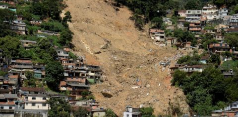 Área de deslizamento no Morro da Oficina, em Petrópolis, cidade onde morreram mais de 230 pessoas vítimas de enchentes no verão de 2022: áreas urbanizadas em encostas cresceram cinco vezes em 38 anos (Foto: Tomás Silva / Agência Brasil - 14/03/2022)