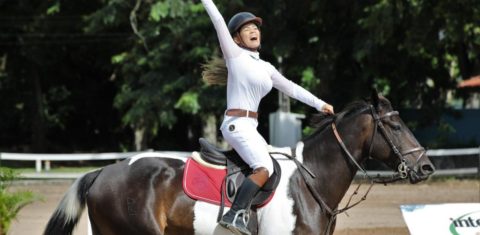 Edsamia comemora vitória na Copa Norte/Nordeste de Hipismo: treinos até entre sessões de quimioterapia para tratar câncer de mama (Foto: Arquivo Pessoal)
