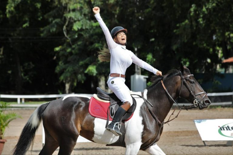 Edsamia comemora vitória na Copa Norte/Nordeste de Hipismo: treinos até entre sessões de quimioterapia para tratar câncer de mama (Foto: Arquivo Pessoal)