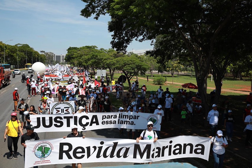 Protesto do MAB em Brasília para lembrar os oito anos da tragédia de Mariana: denúncia do impacto continuado do rompimento da barragem da Samarco e pressão por nova lei para assegurar reparação dos atingidos (Foto: Marcelo Aguiar / MAB - 06/11/2023)