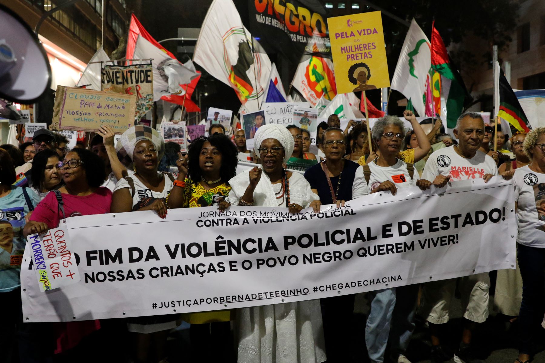Protesto do Movimento Negro contra a violência policial no Rio: 1.042 pessoas negras foram mortas por agentes de segurança do estado em 2022 - 87% do total de vítimas (Foto: Fernando Frazão / Agência Brasil - 24/08/2023)