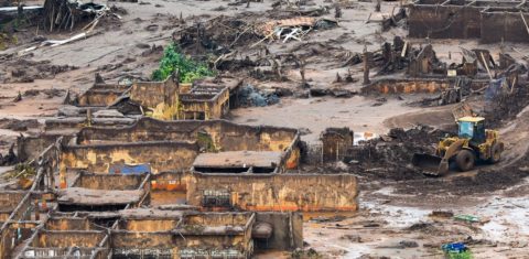 Destruição no distrito de Bento Rodrigues, zona rural de Mariana, após rompimento de barragem: oito anos depois, estudo constato dano continuado com queda da renda e insegurança alimentar com contaminação das águas da bacia do Rio Doce (Foto: Antônio Cruz / Agência Brasil - 07/11/2023)