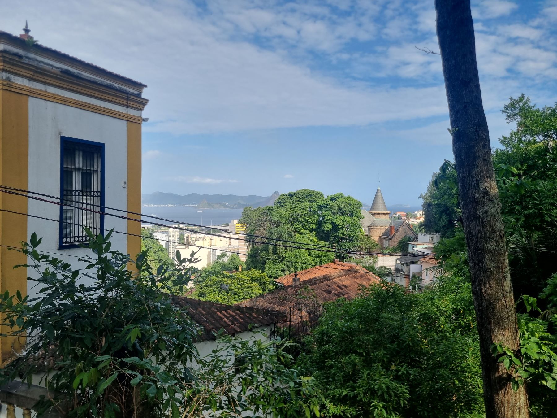 Parte do Centro do Rio e a Baía de Guanabara vistos de Santa Teresa: localização privilegiada e problemas urbanos (Foto: Oscar Valporto)