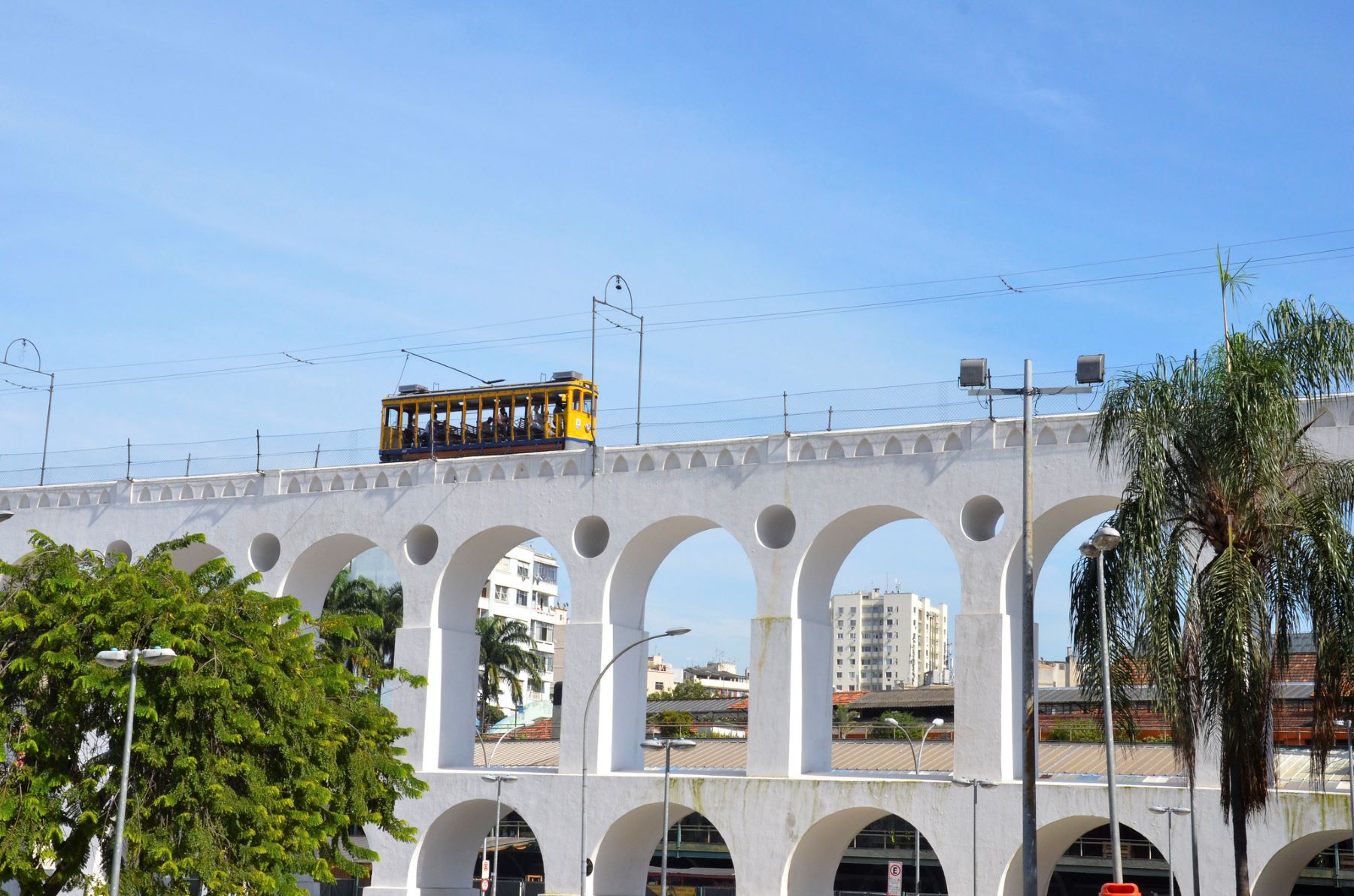 Bonde atravessa os Arcos da Lapa: transporte resistiu a planos de desativação mas é hoje usado mais por turistas do que pelos moradores de Santa Teresa (Foto: Alexandre Macieira / Riotur)