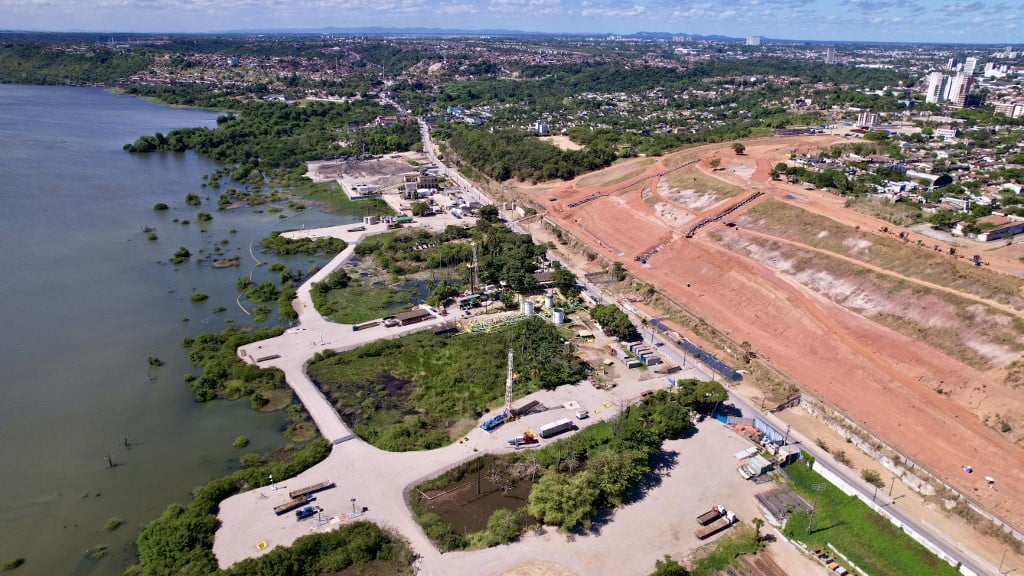 Área da mina 18 da Braskem às margens da lagoa: ameaça ambiental (Foto: Defesa Civil de Alagoas)