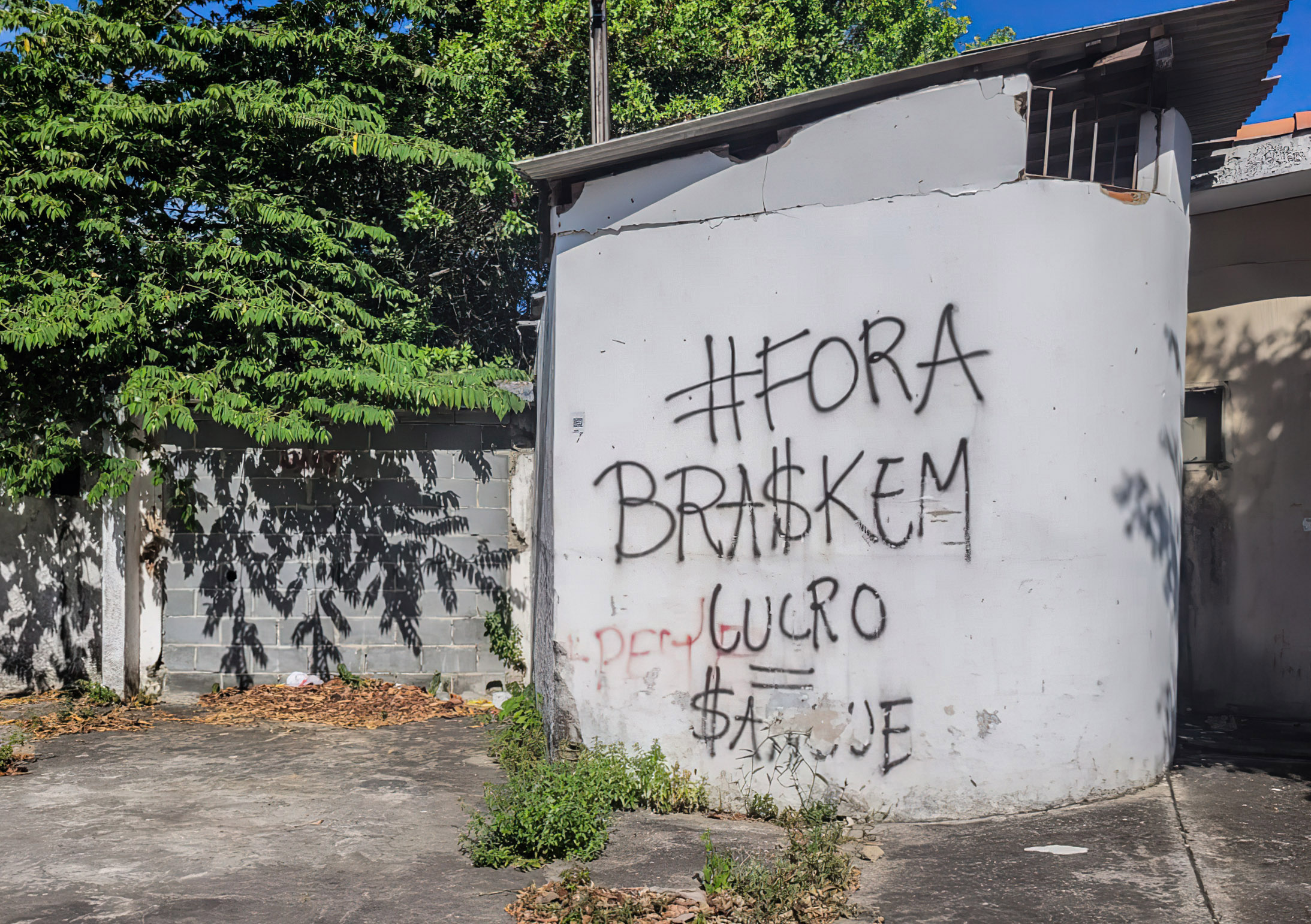 Protesto contra a Braskem na paredes de casas de bairros com risco de afundamento em Maceió (Foto: Gésio Passos/Agência Brasil)