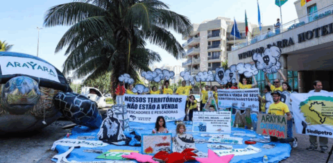 Manifestantes acampados em frente a hotel no Rio para protestar contra megaleilão para exploração de petróleo e gás: ambientalistas também entraram na Justiça contra iniciativa da ANP (Foto: Instituto Arayara)