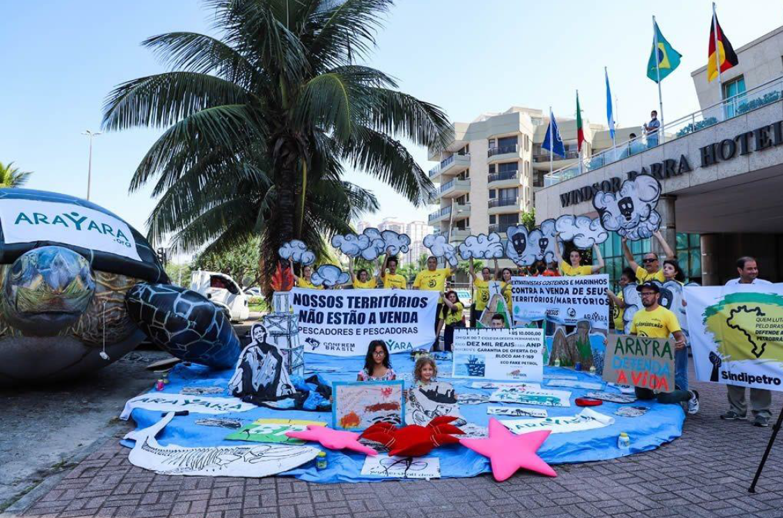 Manifestantes acampados em frente a hotel no Rio para protestar contra megaleilão para exploração de petróleo e gás: ambientalistas também entraram na Justiça contra iniciativa da ANP (Foto: Instituto Arayara)