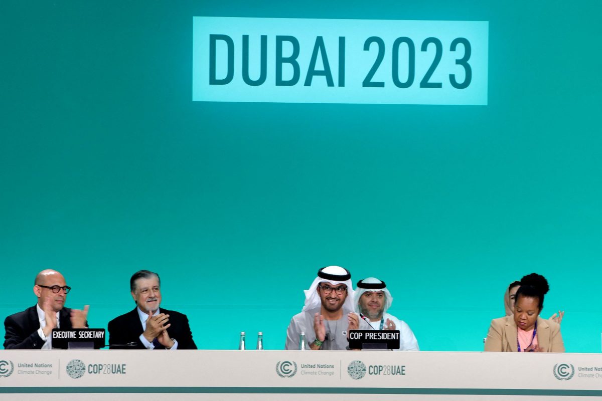 Plenária final da COP28 em Dubai: documento final avança contra combustíveis fósseis (Foto: Giusepe Cacace / AFP)