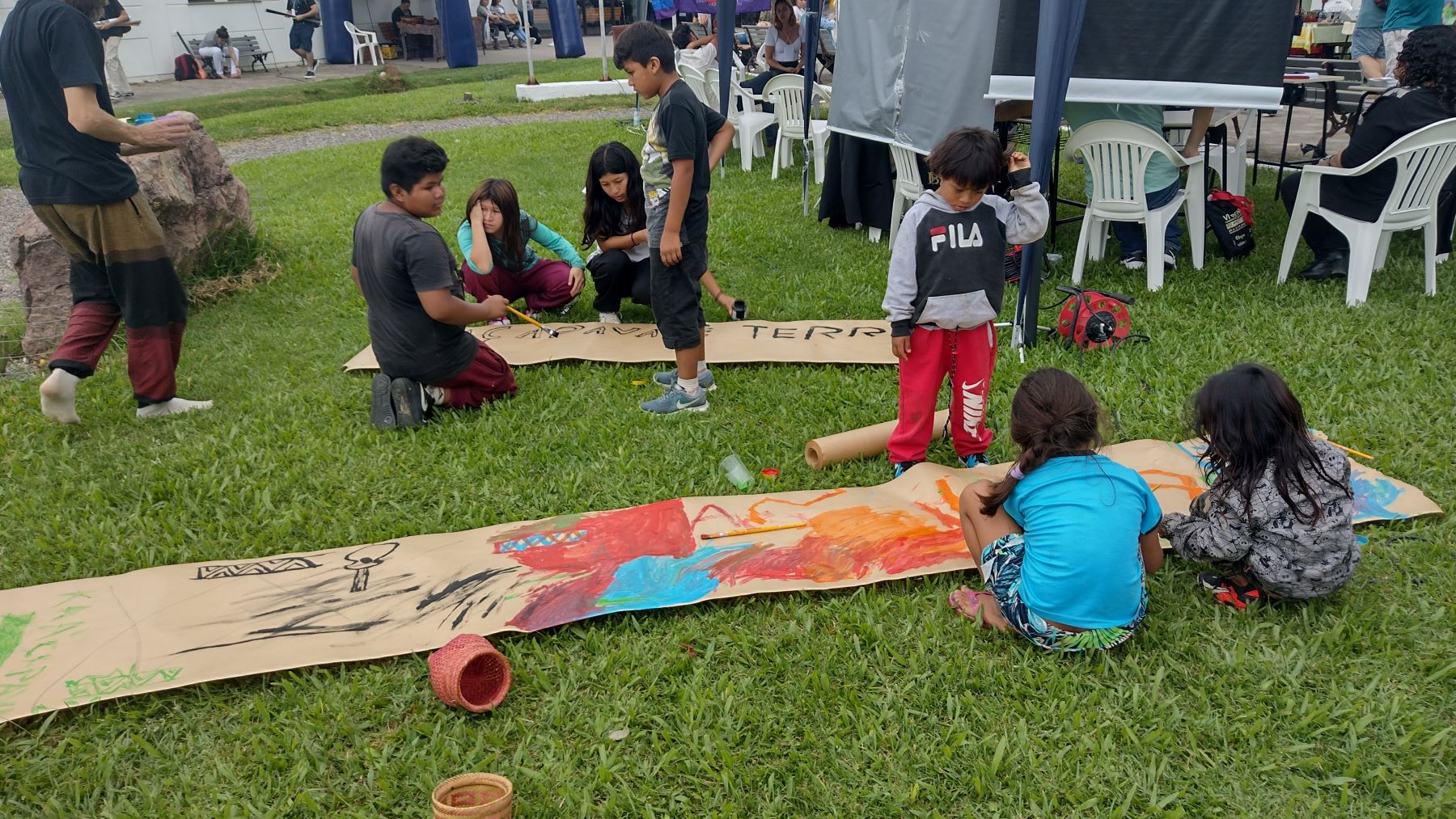 Crianças indígenas brincam em evento na Unipampa, em Caçapava do Sul: Guaranis MBya, da aldeia Irapuã, também levam produtos artesanais para vender no município (Foto: Micael Olegário)