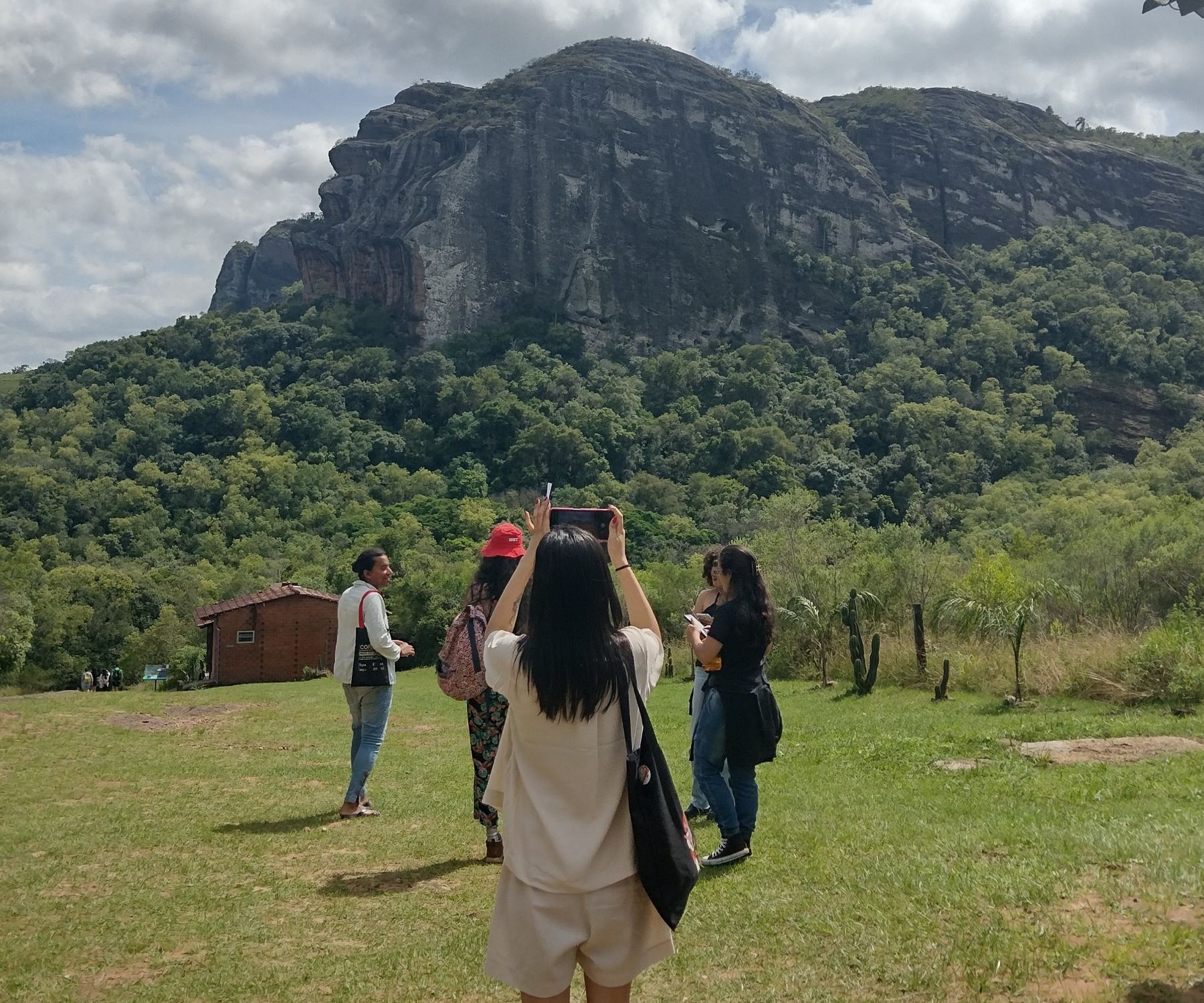 Turistas visitam área rural de Caçapava do Sul, encontro dos biomas Mata Atlântica e Pampa: 22 geossítios espalhados pelo município (Foto: Ana Antunes)
