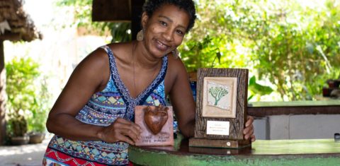 Marta Kalunga e os prêmios conquistados com filmes: abusada na infância, quilombola administra seu hostel, produz filmes e criou Casa Memória com projetos para mulheres da comunidade (Foto: Inglid Martins)
