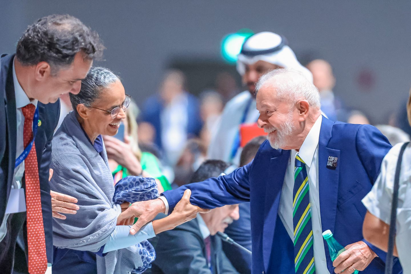 Presidente Lula (à direita) cumprimenta a ministra do Meio Ambiente e Mudança do Clima, Marina Silva (centro), e Rodrigo Pacheco (à esquerda), presidente do Senado, na COP28, em Dubai. Apesar do sucesso na redução do desmatamento, governo foi criticado por anúncios pró-petróleo. Foto Ricardo Stuckert/ Palácio do Planalto