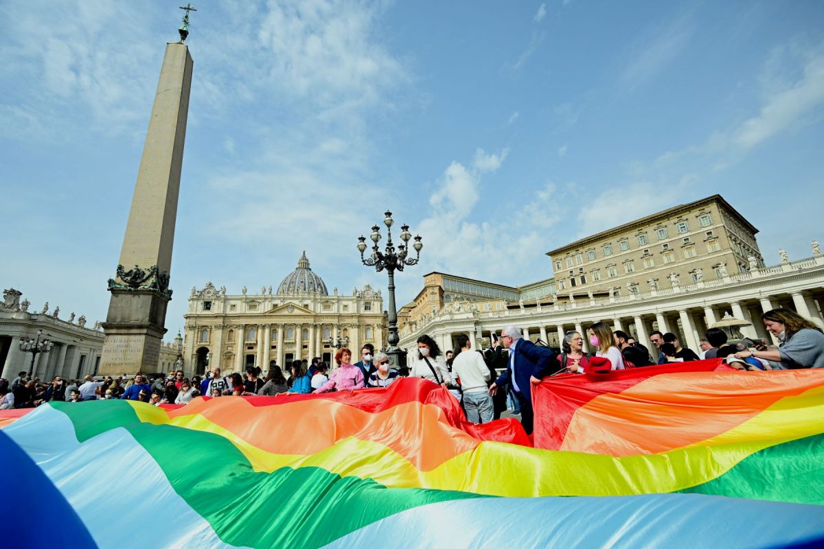 Bandeira do arco-íris levada por grupos LGBTQI+ ao Vaticano: católicos brasileiros celebram autorização do Papa Francisco para bênção a casais do mesmo sexo (Foto;: Vincenzo Pinto / AFP - 27/03/2022)
