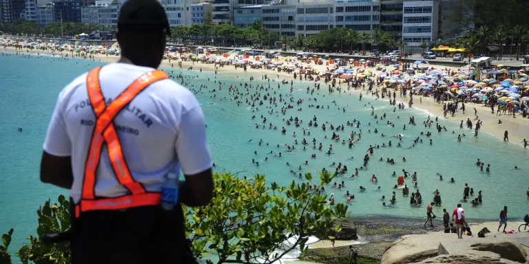 Do alto da pedra do Arpoador, policial militar acompanha a movimentação na praia. Foto Divulgação PM