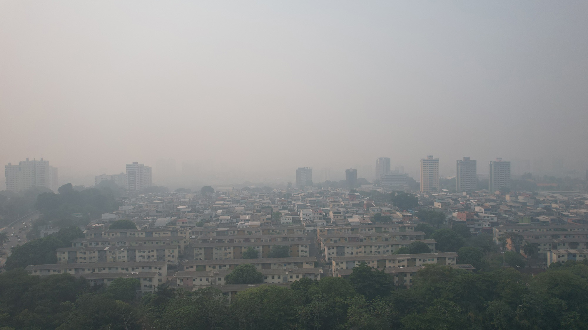 Fumaça que cobre Manaus é provocada por incêndios florestais perto da cidade. Em 11 de outubro, a cidade registrou alguns dos piores níveis de qualidade do ar no mundo. Foto Alberto César Araújo / Amazônia Real, CC BY-NC-ND