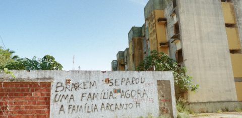 Moradores protestam contra o tratamento dado pela empresa às famílias afetadas. Foto Fernanda Luz/AGIF via AFP