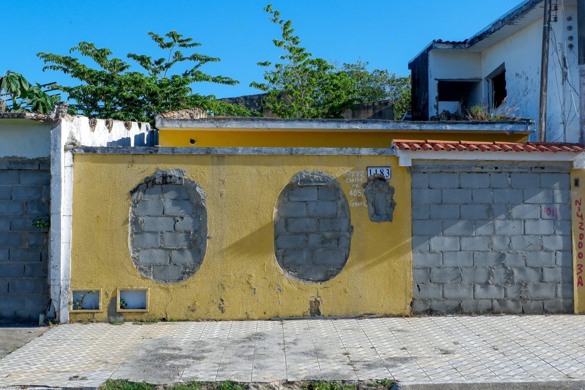 Fachadas impermeabilizadas nos bairros Pinheiro e Mutange, em Maceió, onde cerca de 60 mil moradores deixaram a área em 2018 e 2019. Foto Fernanda Luz/AGIF via AFP