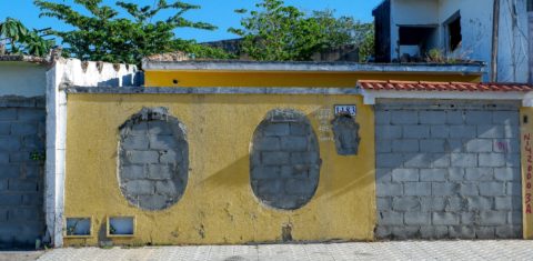 Fachadas impermeabilizadas nos bairros Pinheiro e Mutange, em Maceió, onde cerca de 60 mil moradores deixaram a área em 2018 e 2019. Foto Fernanda Luz/AGIF via AFP
