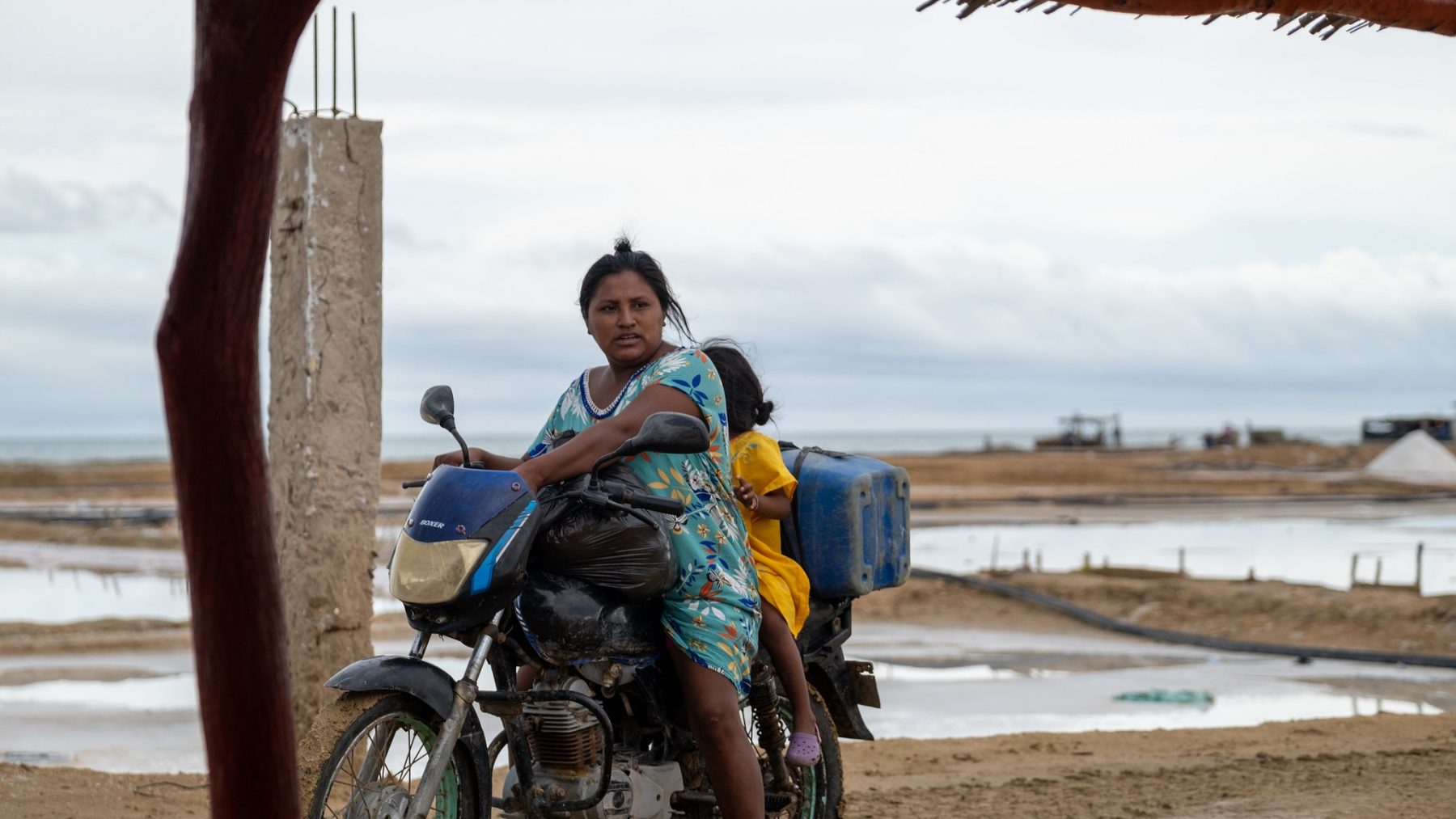 Mulher e criança do povo Wayuu andam de moto nas salinas de Manaure e Mayapo, Colômbia. Na região da Guajira, uma das mais pobres do país, as comunidades sofrem com a falta de acesso à eletricidade e à água potável. Foto Andrea Puentes / Presidência da Colômbia, CC0