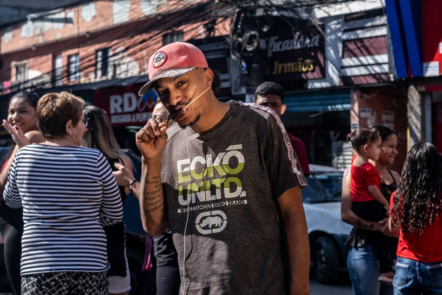 Cleiton Araújo, pintor de casas, devora um espetinho de carne: "nunca pensei em cortar". Foto Dan Agostini/Diálogo Chino