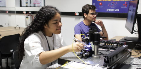 Davi e Júlia e um dos laboratórios da escola pública que forma cientistas do futuro. Foto Arquivo Ilum