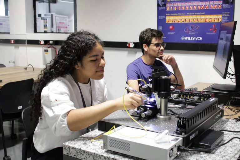 Davi e Júlia e um dos laboratórios da escola pública que forma cientistas do futuro. Foto Arquivo Ilum