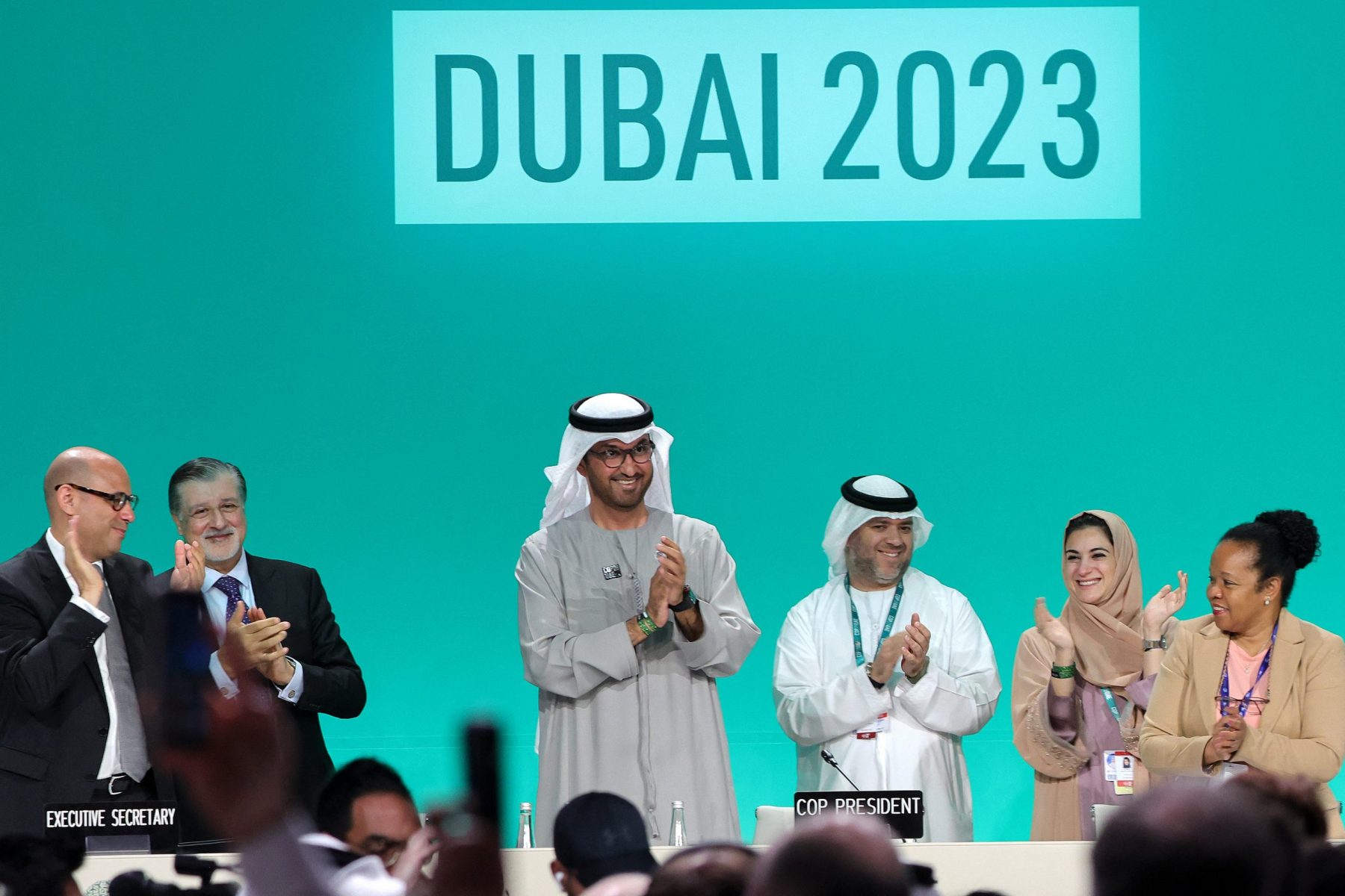 O presidente da COP28, o Sultão Ahmed Al Jaber (C), aplaude os tímidos avanços do documento final da COP28. Foto Giuseppe Cacace/AFP. Dezembro/2023