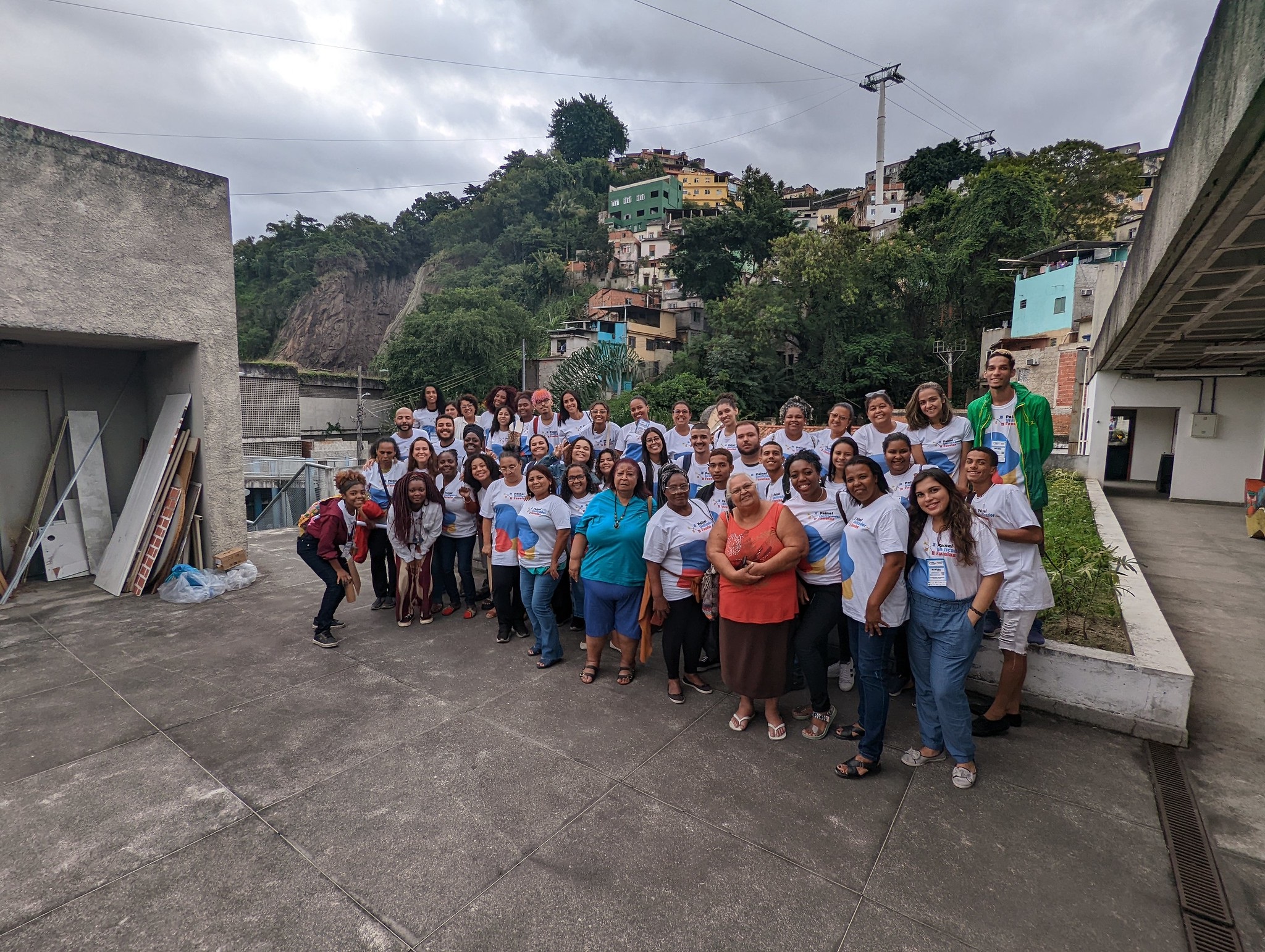 Jovens e lideranças que participaram do curso e da construção da pesquisa. Foto Painel Unificador das Favelas (ComCat)