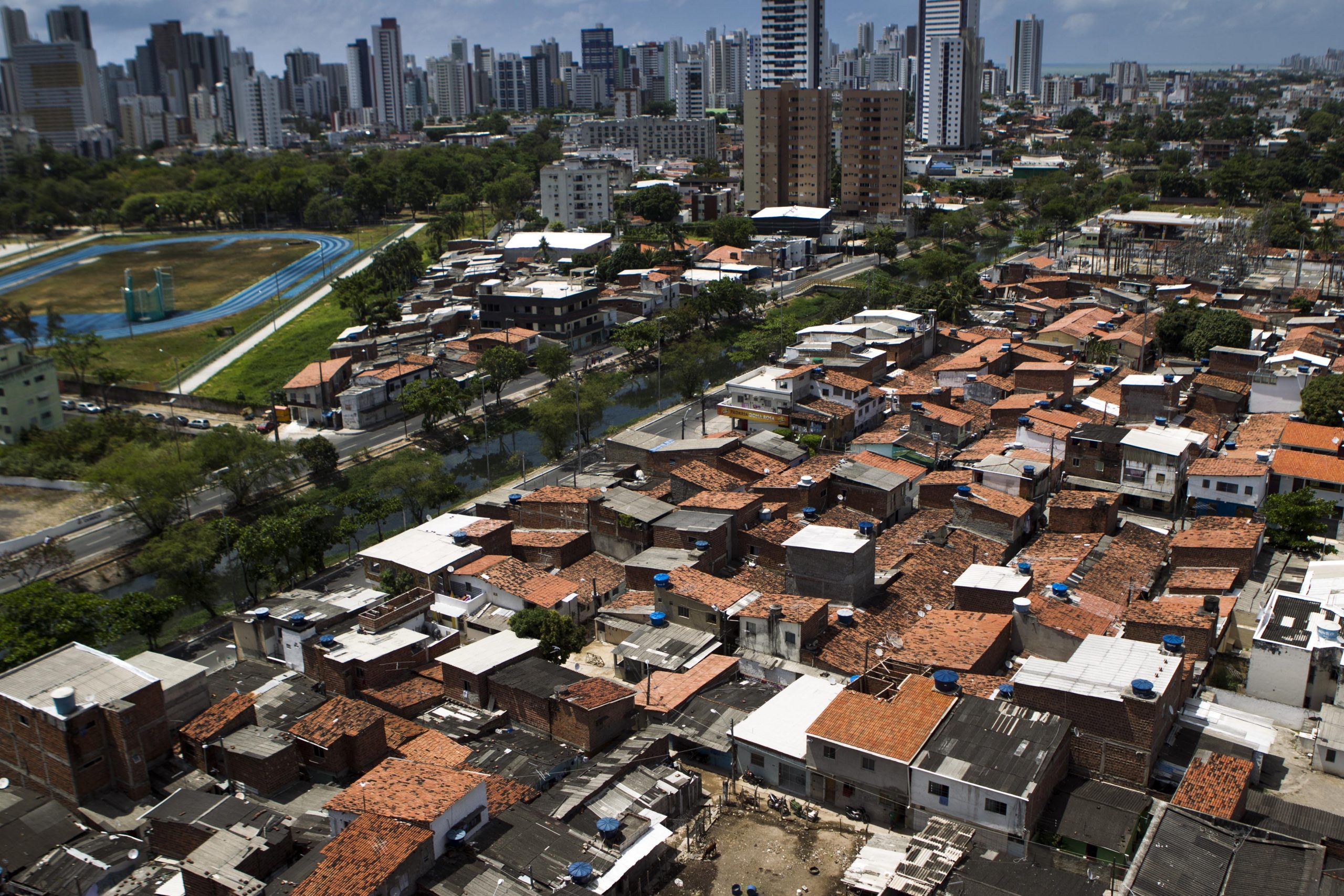 Imagem da desigualdade no bairro da Boa Viagem, no Recife. Foto Diego Herculano/NurPhoto via AFP