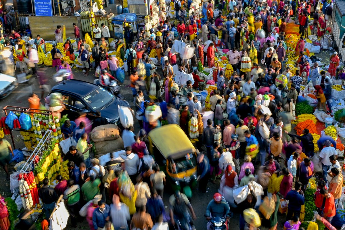 Consumidores caminham por um mercado em Bangalore, na Índia. Nos próximos 20 anos o país deve se juntar a China entre os maiores emissores do planeta. Foto Manjunath Kiran/AFP