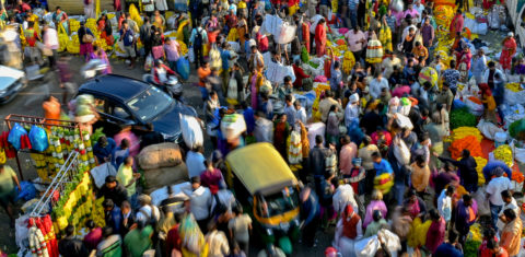 Consumidores caminham por um mercado em Bangalore, na Índia. Nos próximos 20 anos o país deve se juntar a China entre os maiores emissores do planeta. Foto Manjunath Kiran/AFP