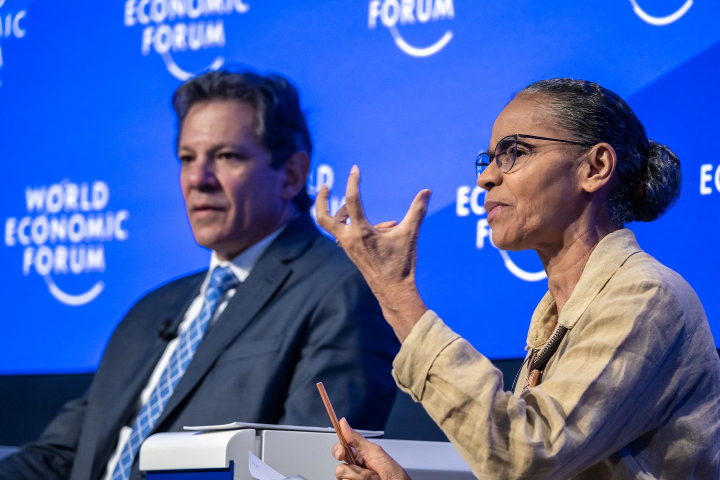O ministro da Fazenda, Fernando Haddad, e a ministra do Meio Ambiente, Marina Silva, falam no Fórum Econômico Mundial: quatro anos de desafios. Foto Fabrice Coffrini/AFP