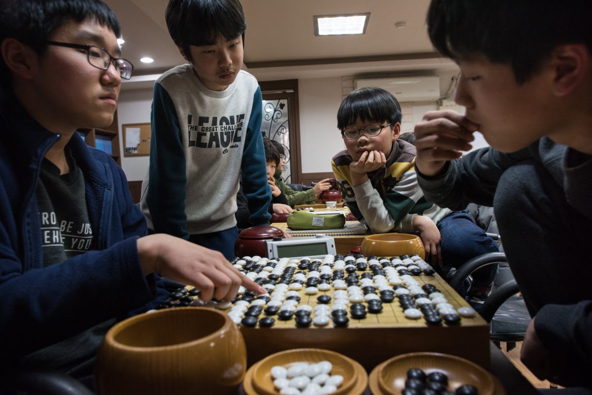 Em Seul, na Coréia do Sul, jovens praticam suas habilidades no milenar jogo de tabuleiro conhecido como Go. O país é um dos melhores exemplos de sucesso na transição demográfica. Foto Ed Jones/AFP