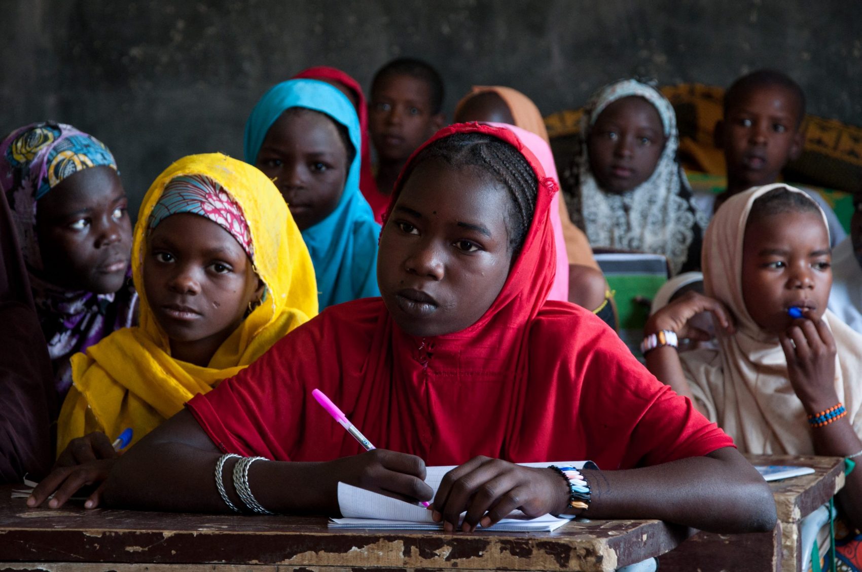 Meninas na escola na cidade de Diffa, em Níger. O país tem um dos piores índices de desenvolvimento humano do mundo. Foto Morgane Wirtz/Hans Lucas via AFP