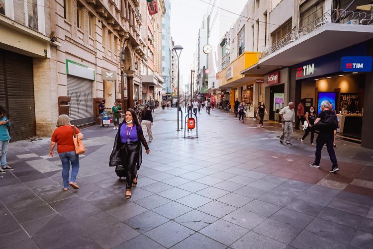 Moradores caminham pelo Centro Histórico de Porto Alegre. De acordo com o Censo 2022, população da cidade teve uma redução de quase 80 mil pessoas. Foto Prefeitura de Porto Alegre