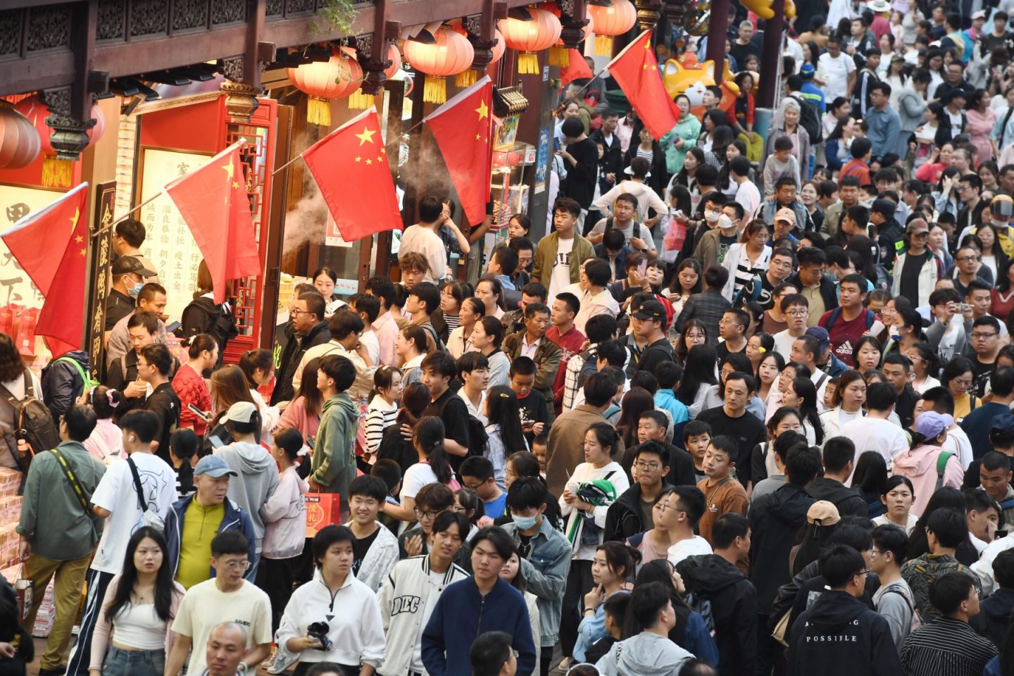 Turistas visitam o Templo de Confúcio em Nanjing, província de Jiangsu, no leste da China. De acordo com o centro de dados do Ministério da Cultura e Turismo, o número de turistas nacionais durante o Festival Nacional do Meio Outono chegou a 826 milhões. Foto Costfoto/NurPhoto via AFP