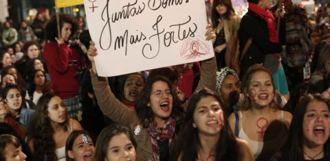 Mulheres protestam contra a violência, em São Paulo. Censo mostrou que superavit feminino no país supera a casa dos seis milhões de pessoas. Foto Raphael Patrasso/NurPhoto via AFP