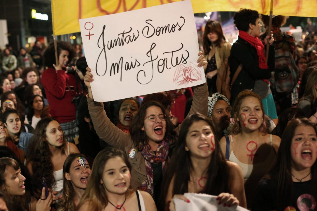Mulheres protestam contra a violência, em São Paulo. Censo mostrou que superavit feminino no país supera a casa dos seis milhões de pessoas. Foto Raphael Patrasso/NurPhoto via AFP