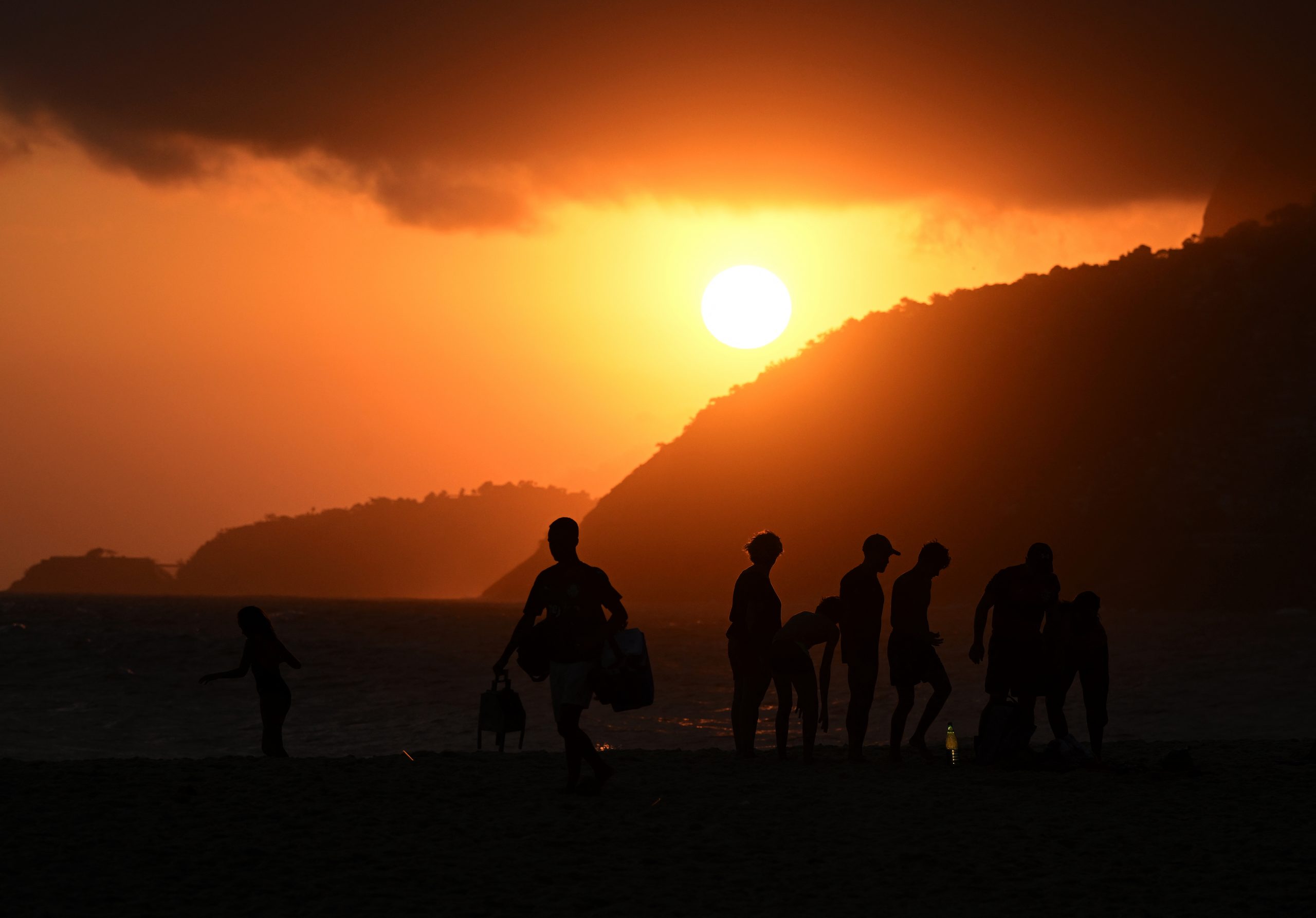 Pôr do sol em Ipanema. Cientistas alertam que maioria das praias do mundo seguem ameaçadas pela pela crise climática. Foto Carl de Souza/AFP