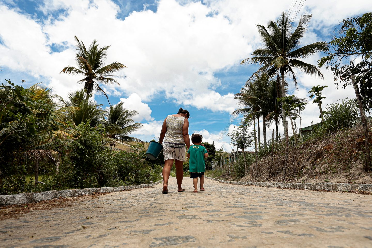 Na casa de Daniela e da filha não há água encanada, o que a faz com que ela precise ir diariamente até um barreiro para abastecer a família. Foto Arnaldo Sete