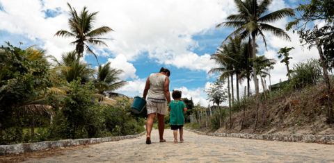 Na casa de Daniela e da filha não há água encanada, o que a faz com que ela precise ir diariamente até um barreiro para abastecer a família. Foto Arnaldo Sete