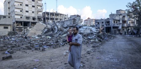 Palestino caminha entre os escombros de edifícios destruídos durante os ataques aéreos israelenses no campo de refugiados de Rafah, no sul da Faixa de Gaza. Foto Mohammed Abed/AFP. Em 16 de outubro de 2023.