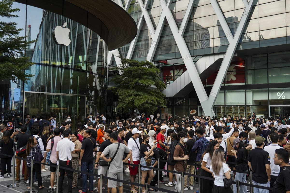 Consumidores fazem fila para comprar o novo lançamento da Apple em Bangkok, na Tailândia. Foto Anusak Laowilas/NurPhoto via AFP. Setembro/2023